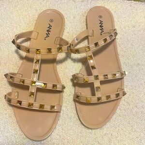 Flat sandals with golden spikes!